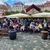 Dresdner Herbstmarkt: Das Publikum lauscht interessiert den Darbietungen auf der Marktbühne.