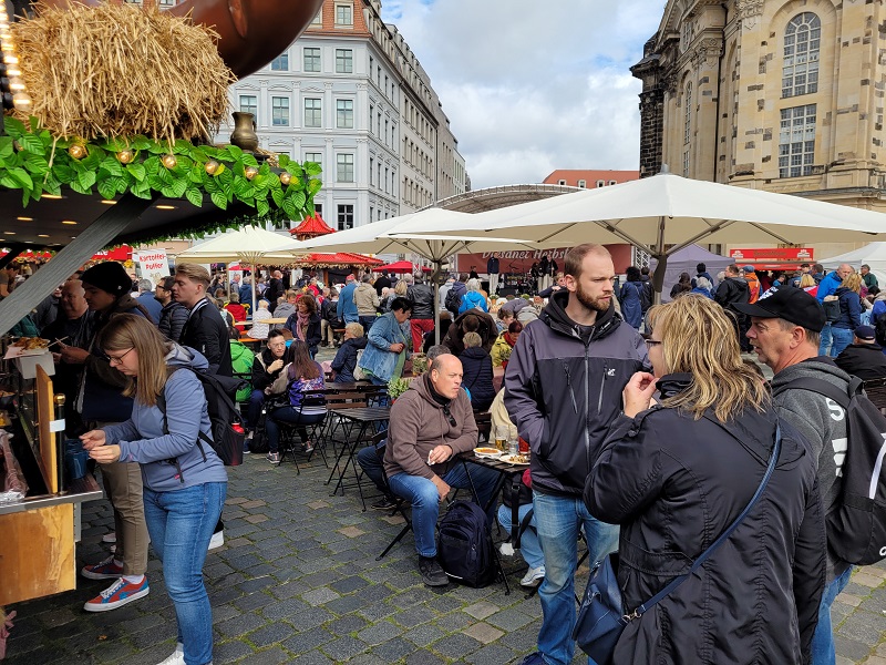 Dresdner Herbstmarkt: Vor der berühmten Dresdner Frauenkirche laden viele Marktstände zum Verweilen ein.