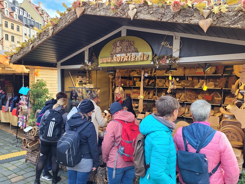 Dresdner Herbstmarkt: Produkte und Handwerkskunst aus Kork sorgen für reges Interesse bei den Besuchern.