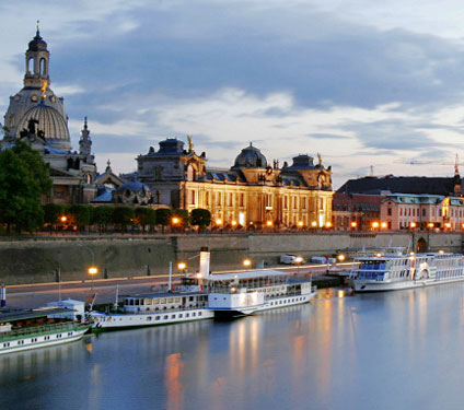 Dresden am Abend mit Blick auf die berühmte Stadtkulisse