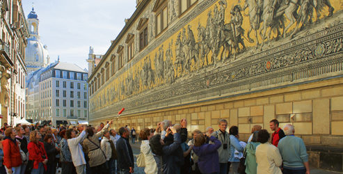Reisegruppe mit Blick auf den Fürstenzug; im Hintergrund Blick auf die Frauenkirche. © Christian Borrmann