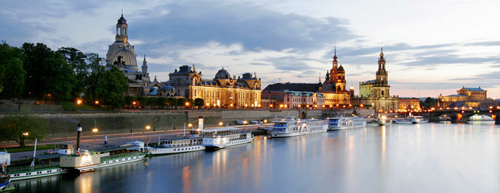 Dresden bei Nacht. Blick vom Königsufer auf die Altstadt.
