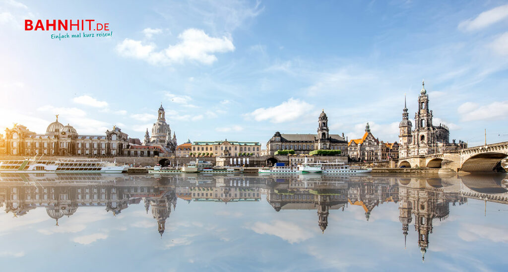 Blick über die Elbe auf die Altstadt von Dresden; mit Dampfern, Brühlscher Terrasse, Lipisiusbau, Frauenkirche, Ständehaus, Residenzschloss, Kathedrale und Augustusbrücke.