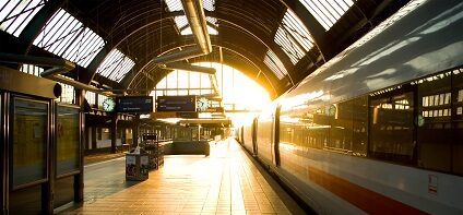  Bahnsteig am Hauptbahnhof Dresden mit ICE, im Hintergrund einfallendes Sonnenlicht