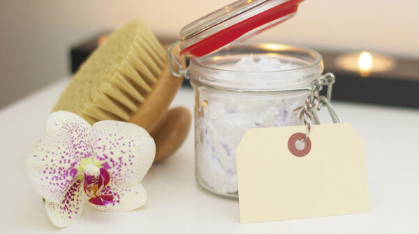 Kerzenschein und Spa-Untensilien sorgen für Wohlfühlatmosphäre