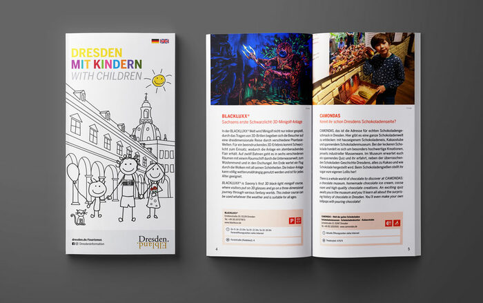 Links ist das Cover der Broschüre „Dresden mit Kindern“ mit einem Ausmalbild zu sehen. Das Cover zeigt Vater, Mutter und Sohn im Stallhof des Residenzschlosses. Daneben ist eine Doppelseite im Innenteil der Broschüre mit zwei touristischen Angeboten für Familien abgebildet.