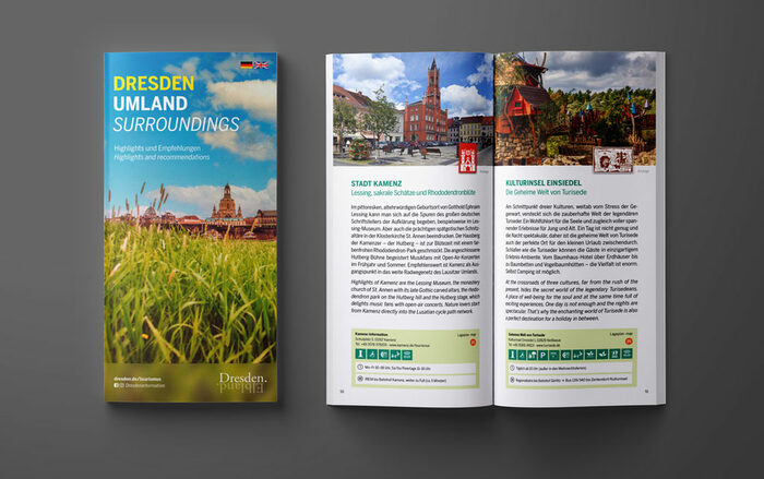 Links ist das Cover der Broschüre „Dresden Umland“ zu sehen. Es zeigt eine sommerlich grüne Wiese und die Stadtsilhouette von Dresden im Hintergund. Daneben ist eine Doppelseite im Innenteil der Broschüre zu sehen mit dem Eintrag der Stadt Kamenz und einem Angebot aus dem Kreis Görlitz.