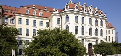 Außenansicht des Dresdner Stadtmuseums mit grünen Bäumen im Vorder- und blauem Himmel im Hintergrund des Bildes.