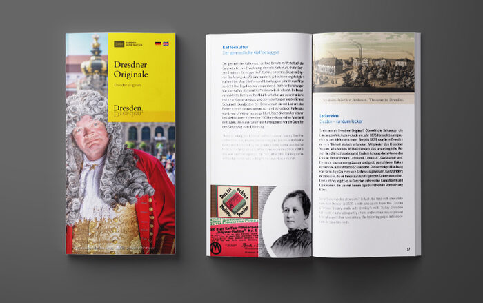 Links ist das Cover der Broschüre „Dresdner Originale“, mit einem Gästeführer als August der Starke verkleidet vor dem Zwinger. Daneben ist eine Doppelseite im Innenteil der Broschüre zu sehen mit redaktionellen Inhalten zur Kaffeekultur in Sachsen.