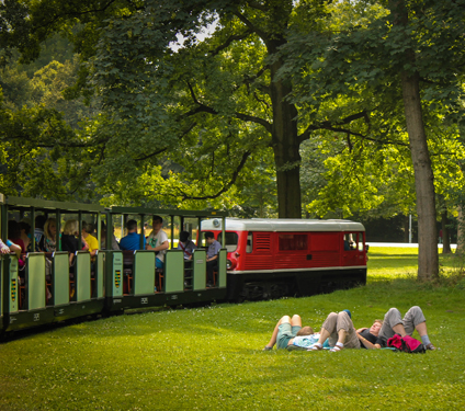 Die fahrende Parkeisenbahn im Großer Garten bei sommerlichem Ambiente