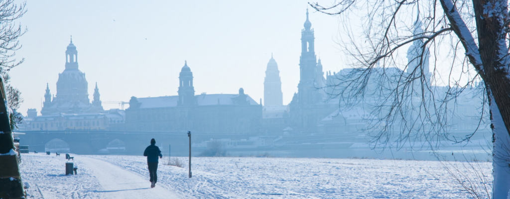 Jogger vor der Altstadtsilhouette im Winter