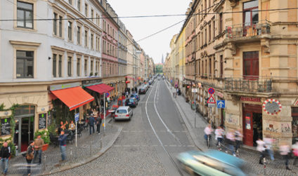 Blick auf die Görlitzer Straße und anliegende Bars sowie Cafés im Szeneviertel "Äußere Neustadt"