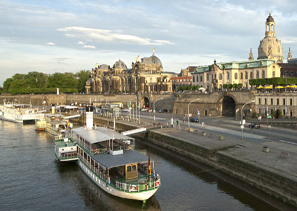 Schaufelraddampfer am Terrassenufer Dresden; im Hintergrund die Brühlsche Terasse, Kunstakademie und Frauenkirche