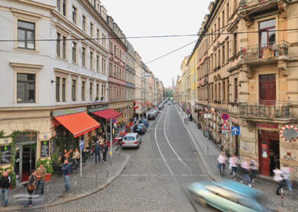 Blick auf die Görlitzer Straße und anliegende Restaurants im Szeneviertel "Äußere Neustadt"