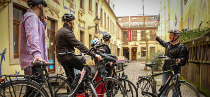 Fahrradfahrer bei der Besichtigung des Kunsthofes in der Neustadt.