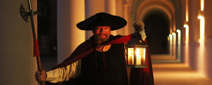 Der geheimnisvolle Nachtwächter kostümiert mit Hellebarde und Laterne, steht er inmitten des Dresdner Stallhofes.