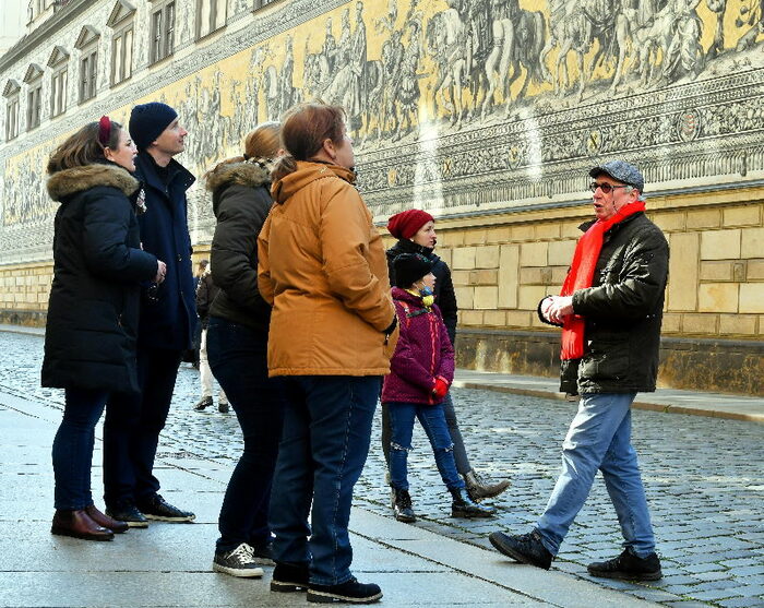 Dresden-Besucher bei einem Stadtrundgang am Fürstenzug