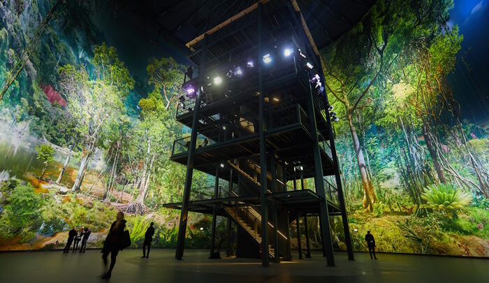 Blick auf den Aussichtsturm und das Panoramabild der Ausstellung Amazonien, Panometer