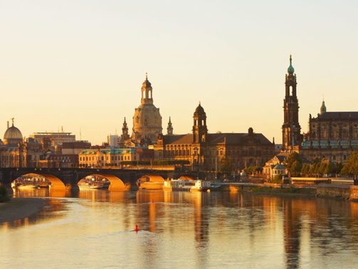 Altstadtsilhouette von Dresden am Morgen mit Frauenkirche, Katholische Hofkirche, Semperoper, Augustusbrücke und Elbe.