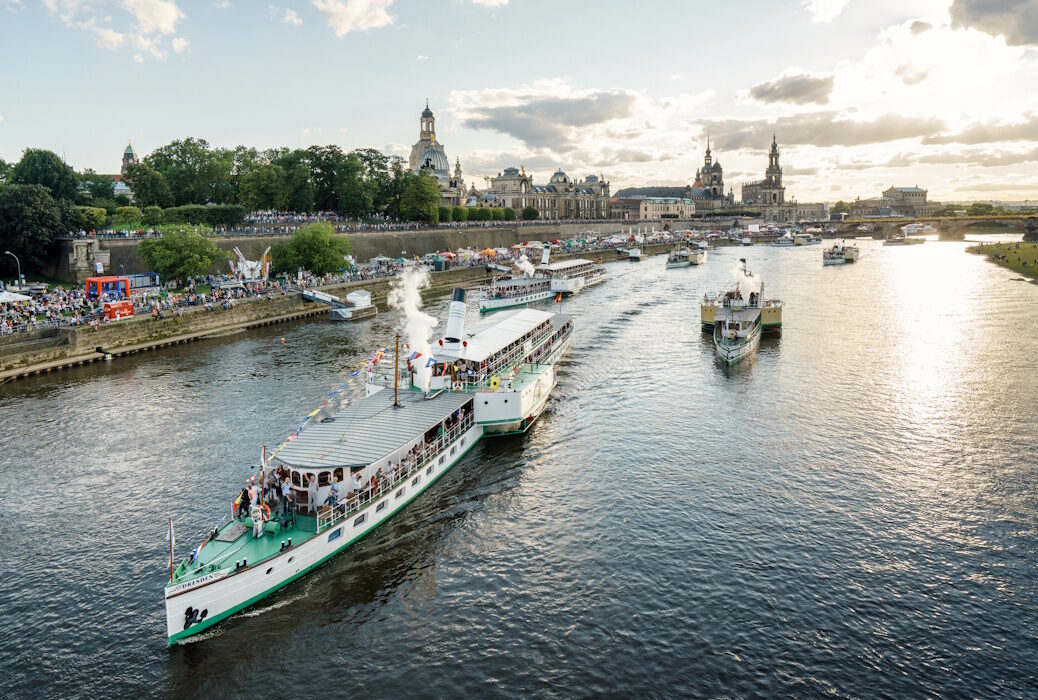 Flottenparade der Weissen Flotte Sachsen, im Hintergrund die Dresdner Altstadt
