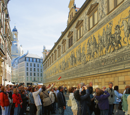 Reisegruppe mit Blick auf den Fürstenzug; im Hintergrund Blick auf die Frauenkirche.