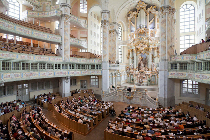 Innenraum der Frauenkirche Dresden mit Blick auf die Silbermann-Orgel