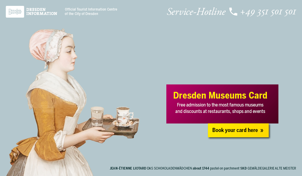 La ragazza del cioccolato sul lato sinistro della foto e accanto a lei c'è la Dresden Museums Card, prenotate qui la vostra tessera.