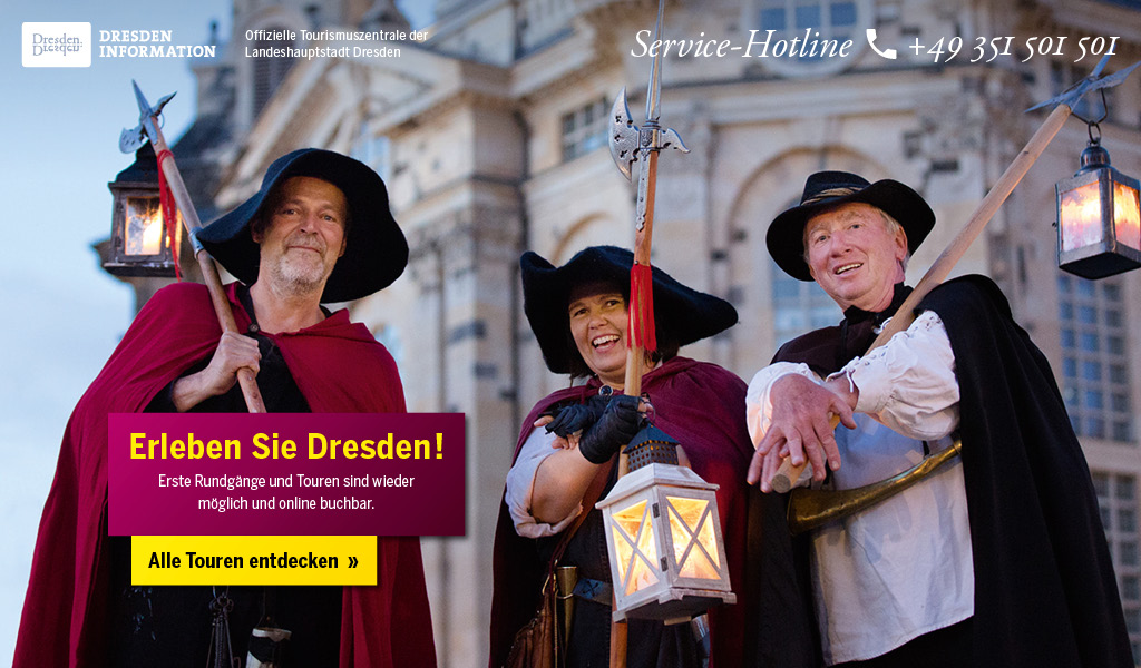 Drei Nachtwächter sind jeweils mit Hut, Umhang, Laterne und Hellebarde ausgestattet. Sie stehen direkt vor der Dresdner Frauenkirche und schauen lächelnd in die Kamera.