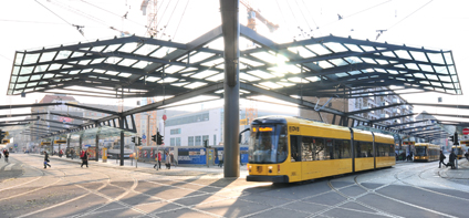 Eine gelbe Straßenbahn der öffentlichen Verkehrsmittel am Postplatz