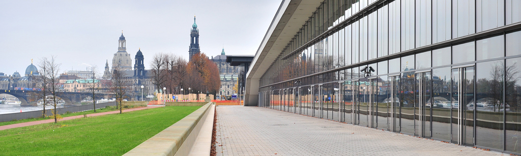 Neue Elbpromenade: Internationales Congress Center vor der Kulisse der Dresdner Altstadt