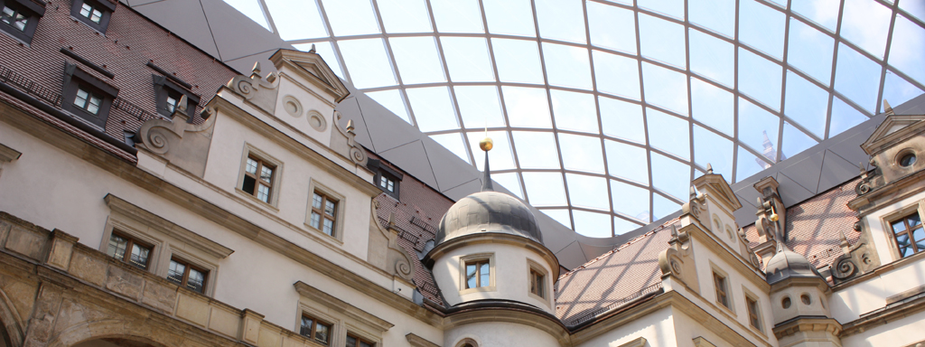 Ein Membrandach überspannt den Hof des Residenzschlosses, Sitz der Staatlichen Kunstsammlungen Dresden.