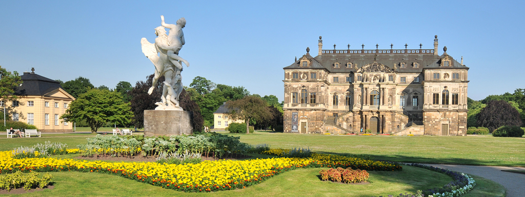 Im Großen Garten, Blick auf die Marmorskulptur "Boreas entführt Oreithya" die umgeben ist von blühenden Pflanzen, im Hintergrund das Palais