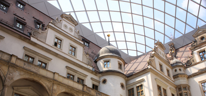 Ein Membrandach überspannt den Hof des Residenzschlosses, Sitz der Staatlichen Kunstsammlungen Dresden