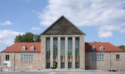 Das Gebäude und der Eingang des Festspielhaus Hellerau