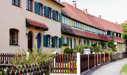 Häuserfassaden und blühende Vorgärten der Gartenstadt Hellerau