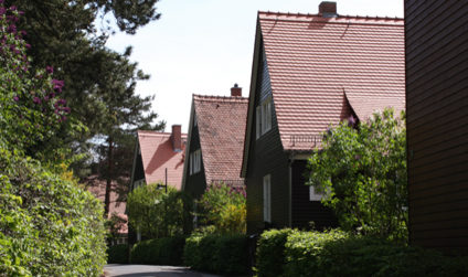 Häuser und grünende Pflanzen in der Gartenstadt Hellerau