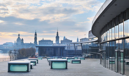 Internationales Congress Center vor der Kulisse der Dresdner Altstadt bei Sonnenaufgang mit leichtem Nebel
