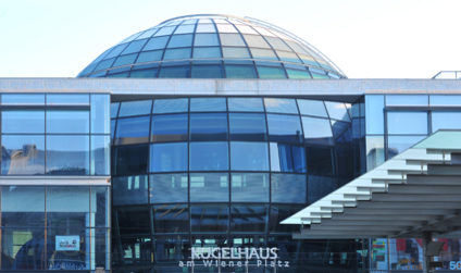 Das Glaskugelhaus gegenüber dem Hauptbahnhof in Form einer Kugel mit flankierenden Kuben seitlich