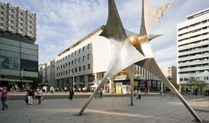 Die Großplastik mit dem Namen "Völkerfreundschaft" auf der Pragerstraße