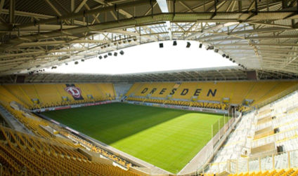 Blick auf die Zuschauerplätze und das Spielfeld im Dresdner Stadion.