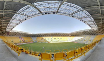 Blick auf die Zuschauerplätze und das Spielfeld im Stadion Dresden.