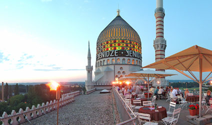 Das orientalische Bauwerk Yenidze und ihre bunt leuchtende Glaskuppel