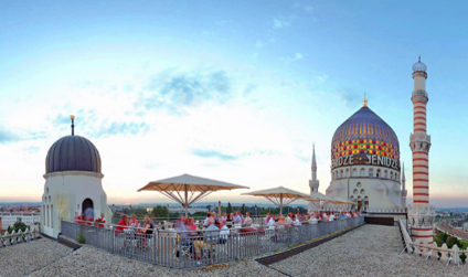 Das Kuppelrestaurant und die bunt leuchtende Glaskuppel der Yenidze