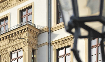 Fassadendetail und Fensterschmuck einer barocken Hausfront