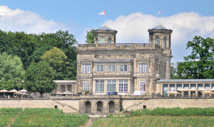 Das Lingner-Schloss umgeben von Laubwald im Sommer