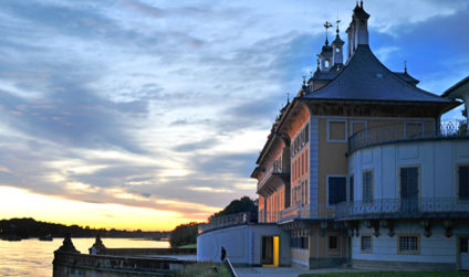 Das Schloss Pillnitz und die Elbe bei Sonnenuntergang