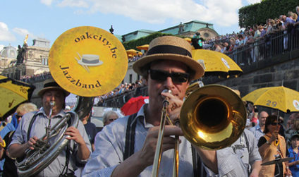 Ein Mann spielt seine Trompete auf dem Dixieland Dresden