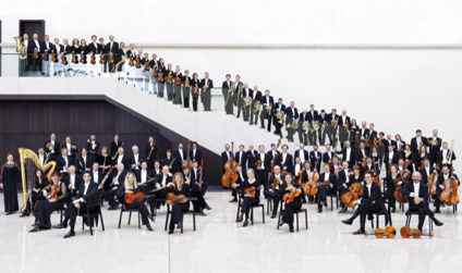 Die Musiker der Dresdner Philharmonie im Albertinum verteilt über eine weiße Treppe mit Glasgeländer