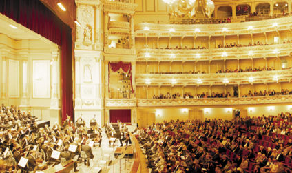 Ein Konzert in der Semperoper, auf der Bühne das Orchester, im Zuschauerraum und zu den Emporen die begeisterten Zuschauer