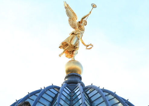 Der goldene Engel auf der Glaskuppel der Kunstakademie Dresden